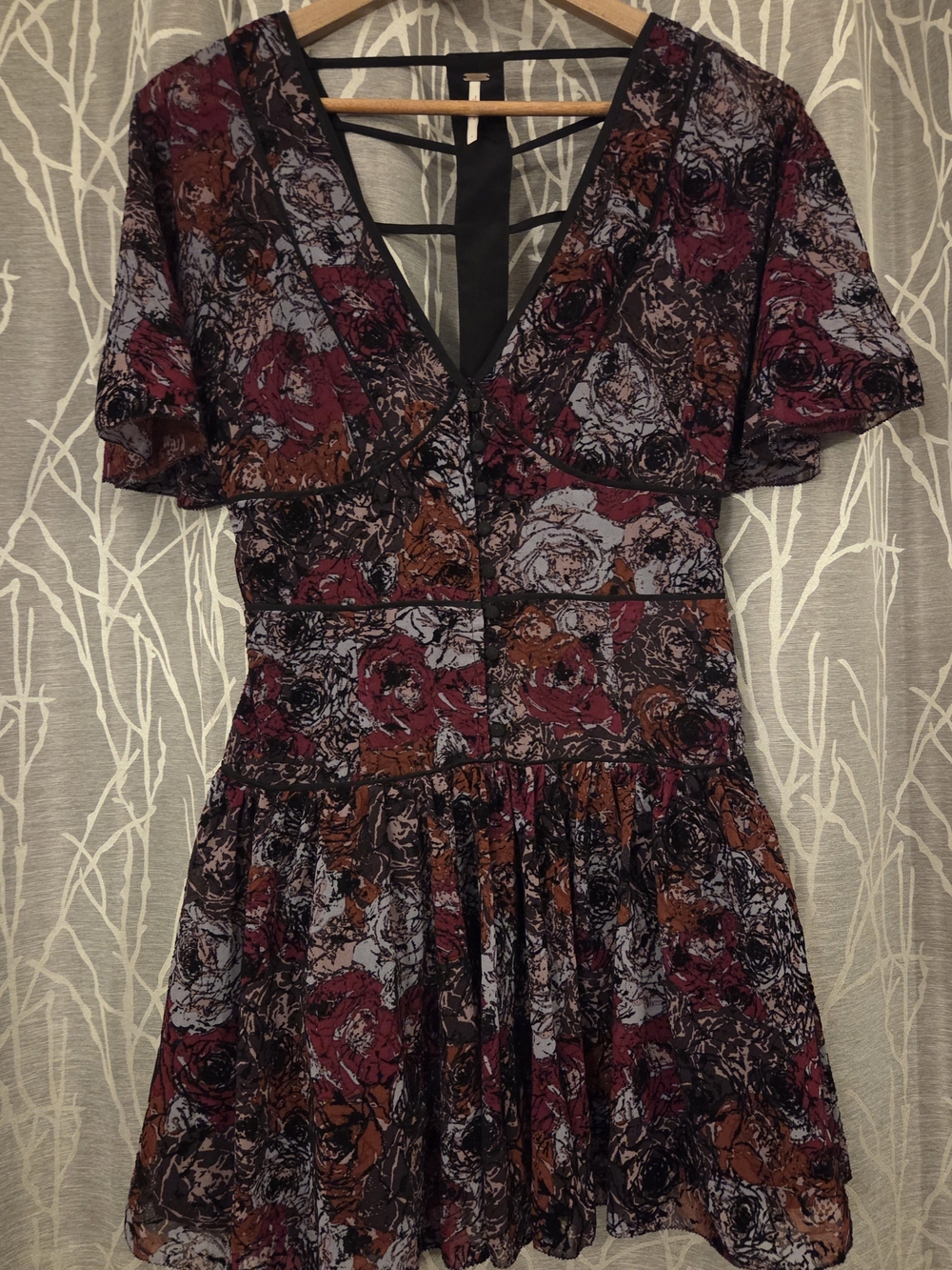 Free People Black Floral V-Neck Open Back Detail Mini Dress. Size 4